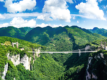 【探索中國自由行】張家界天門山、大峽谷、鳳凰古城、黃龍洞、魅力湘西秀、苗服體驗+下午茶八日(無購物、無自費、三排椅VIP車)【國泰航空、桃園出發】